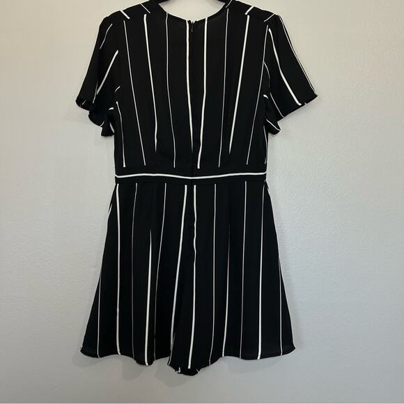 ASTR The Label Short Sleeve Deep V Striped Romper Black White Size Large - Picture 10 of 15